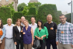 20. Juni 2019: Die Delegation aus Dêrik mit dem Bundestagsabgeordneten Pascal Meiser (DIE LINKE) vor dem Reichstagsgebäude